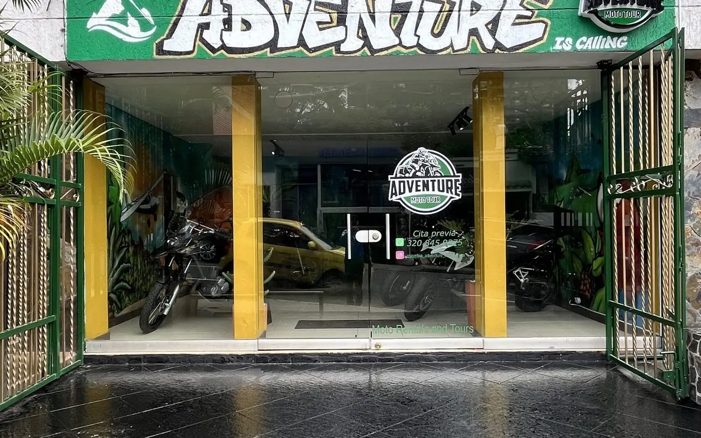 Fachada de la sede de Colombia Adventure Moto Tours en Medellín