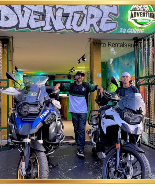 Dos integrantes del equipo con una BMW R 1250 GS Adventure y una BMW F 750 GS en la sede de Medellín