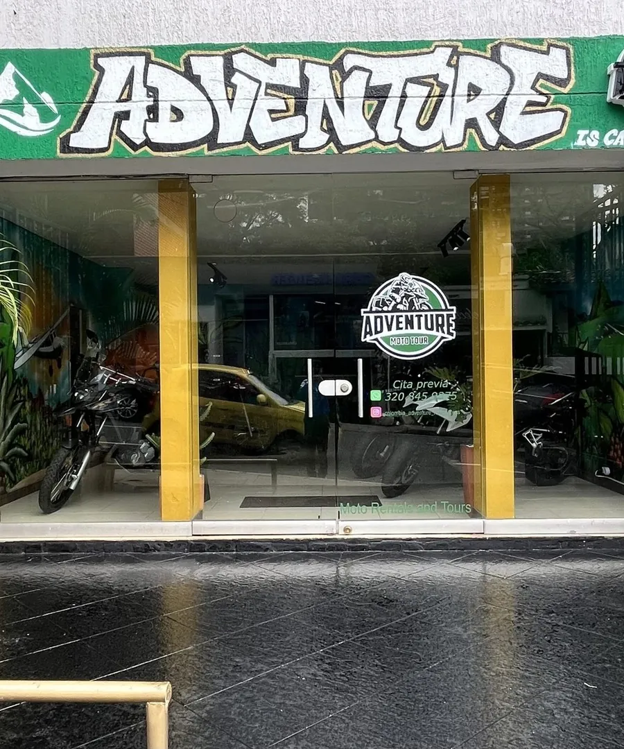 Fachada de la sede de Colombia Adventure Moto Tours en Medellín