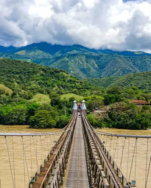 El Puente de Occidente sobre el río Cauca