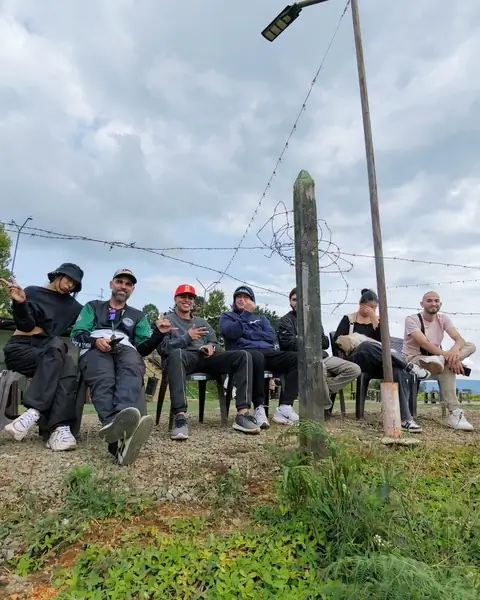 Grupo de pilotos descansando en un mirador