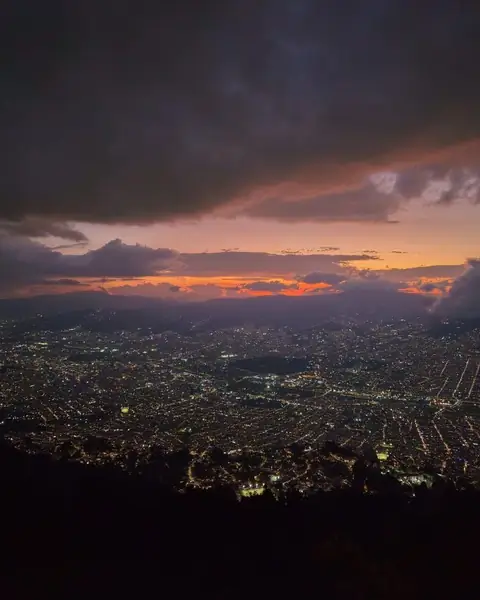 Medellín iluminada al atardecer desde un mirador