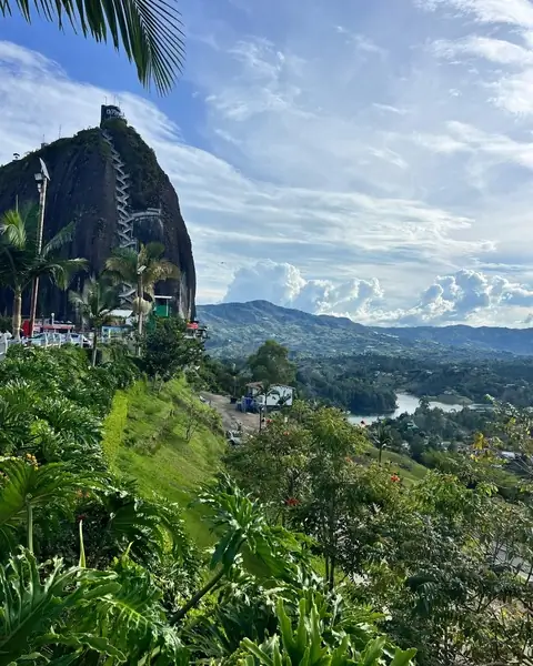 La Piedra del Peñol sobre el embalse de Guatapé