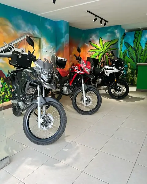 Motos de la flota frente al mural de la sede